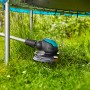 Gardena Akku-Trimmer EasyCut 23/18V P4A solo im Einsatz im hohen Gras.