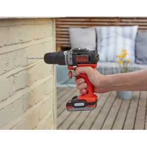 Black+Decker Akku-Schlagbohrschrauber BDCHD12S1 beim Bohren in eine Wand.
