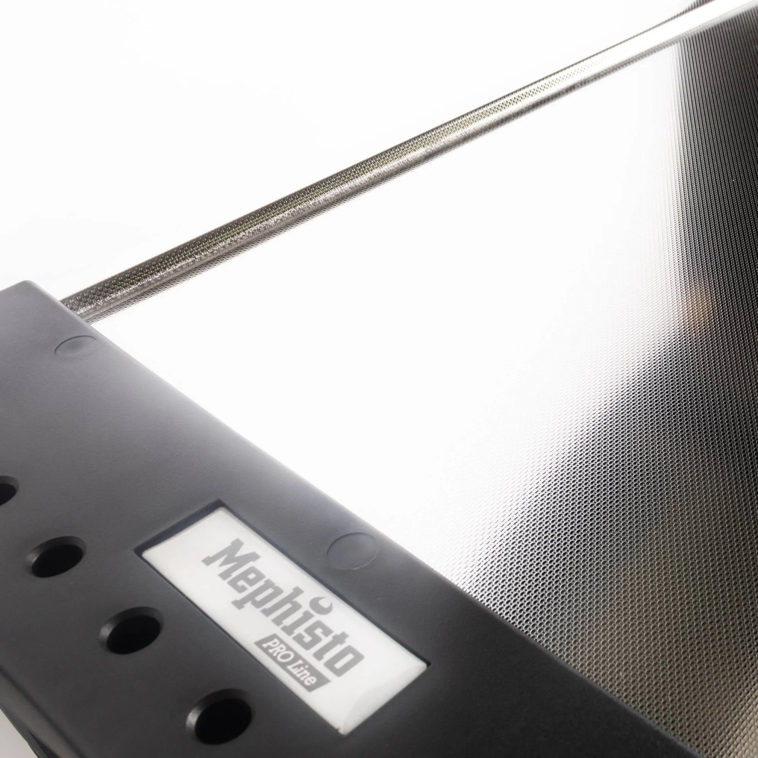 Detailaufnahme: Mephisto Pro-Line Werkzeugwagen mit Edelstahl-Abdeckung und Schiebegriff.