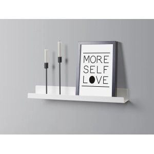 Schwarzes Metall-Wandregal Bix, 80 cm breit, mit Deko-Elementen an grauer Wand.