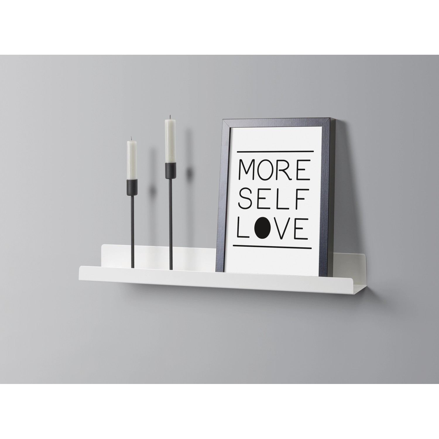 Schwarzes Metall-Wandregal Bix, 80 cm breit, mit Deko-Elementen an grauer Wand.