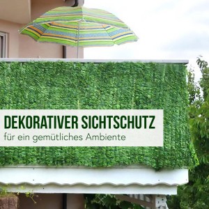 Balkonsichtschutz Blatt hellgrün 500x100cm auf Balkon mit Sonnenschirm.