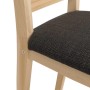 Detailansicht eines Esszimmerstuhls aus hellem Kiefernholz mit schwarzer, strukturierter Stoffpolsterung im Landhausstil.