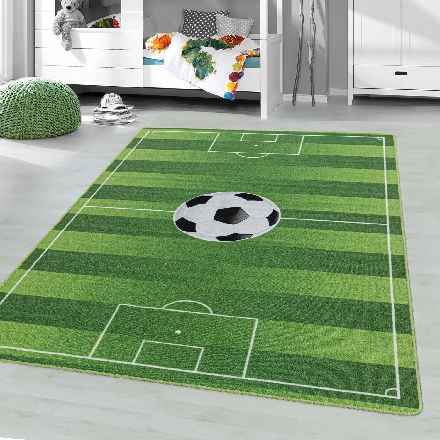 Grüner Ayyildiz Kinderteppich Play 2911 (160x230 cm) mit Fußballfeld-Motiv.