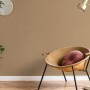 Guido Maria Kretschmer Vliestapete Fusion Gold an Wand im Wohnzimmer.