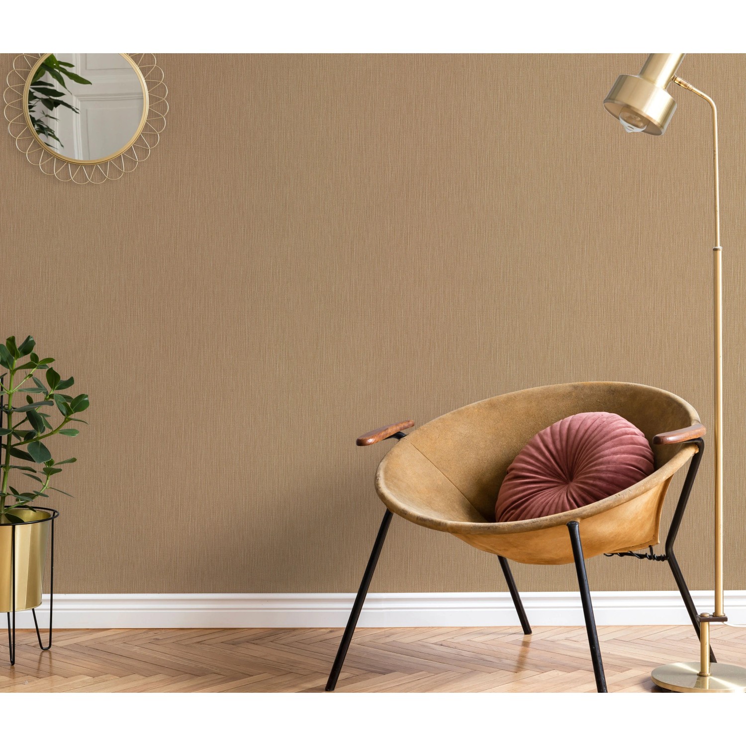 Guido Maria Kretschmer Vliestapete Fusion Gold an Wand im Wohnzimmer.