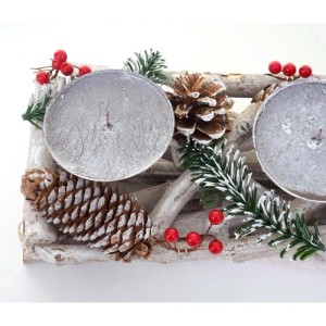 Handgefertigter länglicher Adventskranz aus Holz mit Kerzen, Zapfen, roten Beeren und Tannengrün. Festliche Weihnachtsdeko.