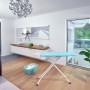 Leifheit Bügeltisch AirBoard Compact M Plus mit Thermo-Reflect Bezug und Bügeleisenablage.
