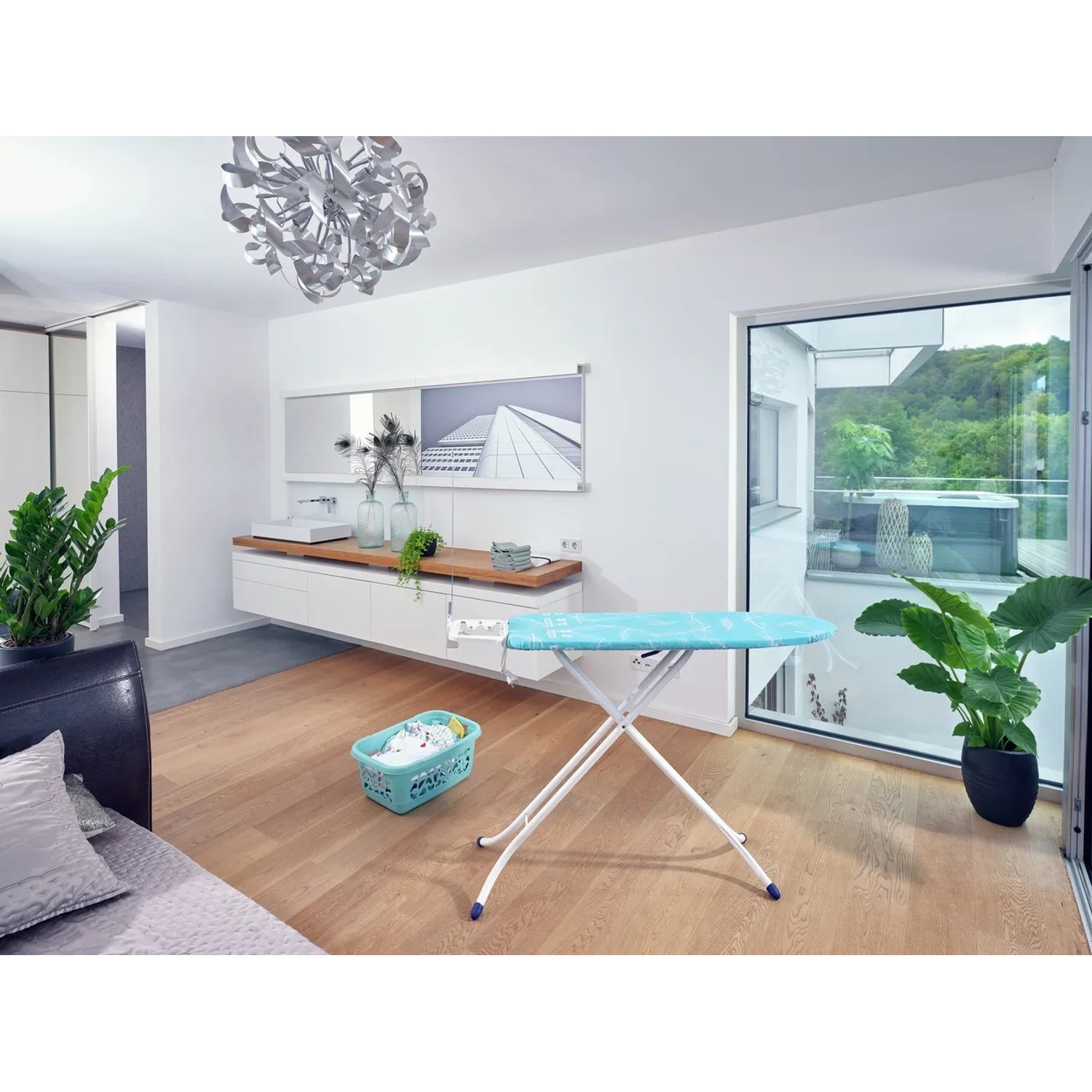 Leifheit Bügeltisch AirBoard Compact M Plus mit Thermo-Reflect Bezug und Bügeleisenablage.
