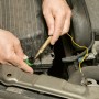 LUX Autolichtprüfer im Einsatz: Prüfung von Autoelektrik (6 V - 24 V) mit Krokodilklemme.