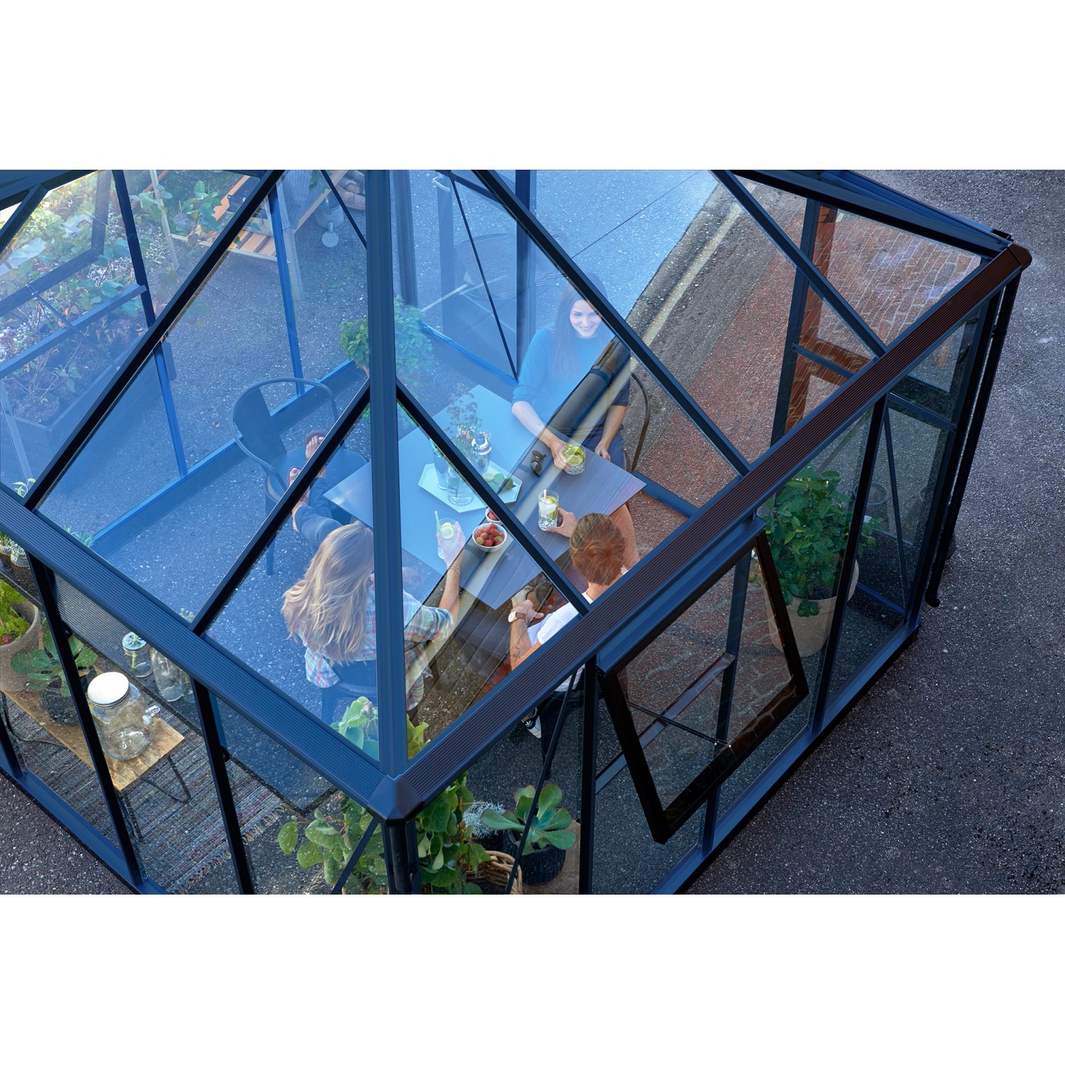 Juliana Gewächshaus Oase 8 Anthrazit mit Personen beim Essen im Inneren, Vogelperspektive.