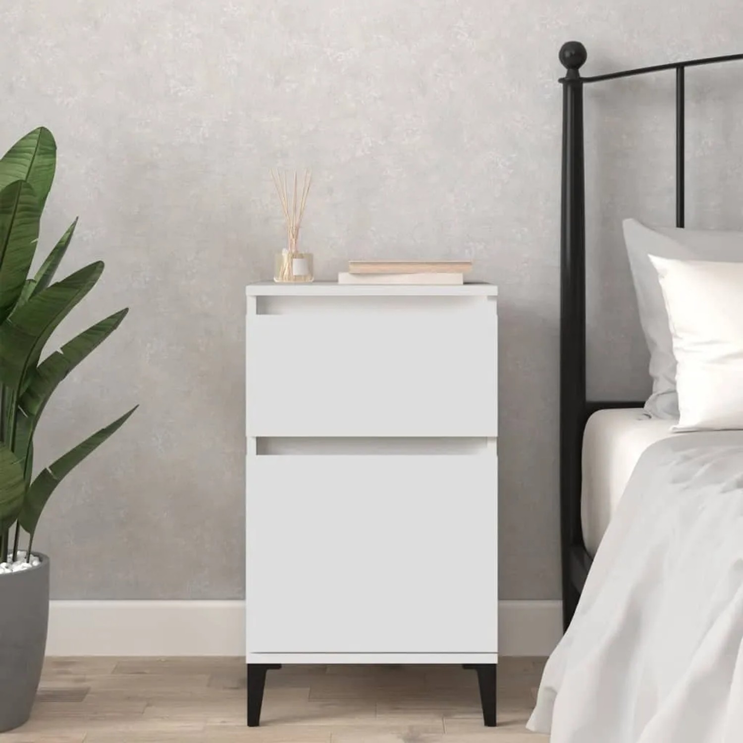 Weißer vidaXL Nachttisch (40x35x70 cm) mit zwei Schubladen neben einem Bett.