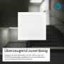 Weiße, quadratische LUXULA LED Deckenleuchte, ultraflach, in Treppenhaus. 18W, 1800lm, IP44, CCT, für Bad.