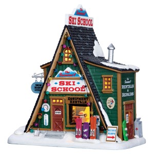 Beleuchtete Lemax Skischule als Weihnachtsdekoration für ein Winterdorf, 21,5x19,5x12cm.