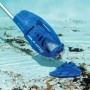 Blauer Summer Fun Pool Blaster Max Poolsauger unter Wasser beim Reinigen des Poolbodens.