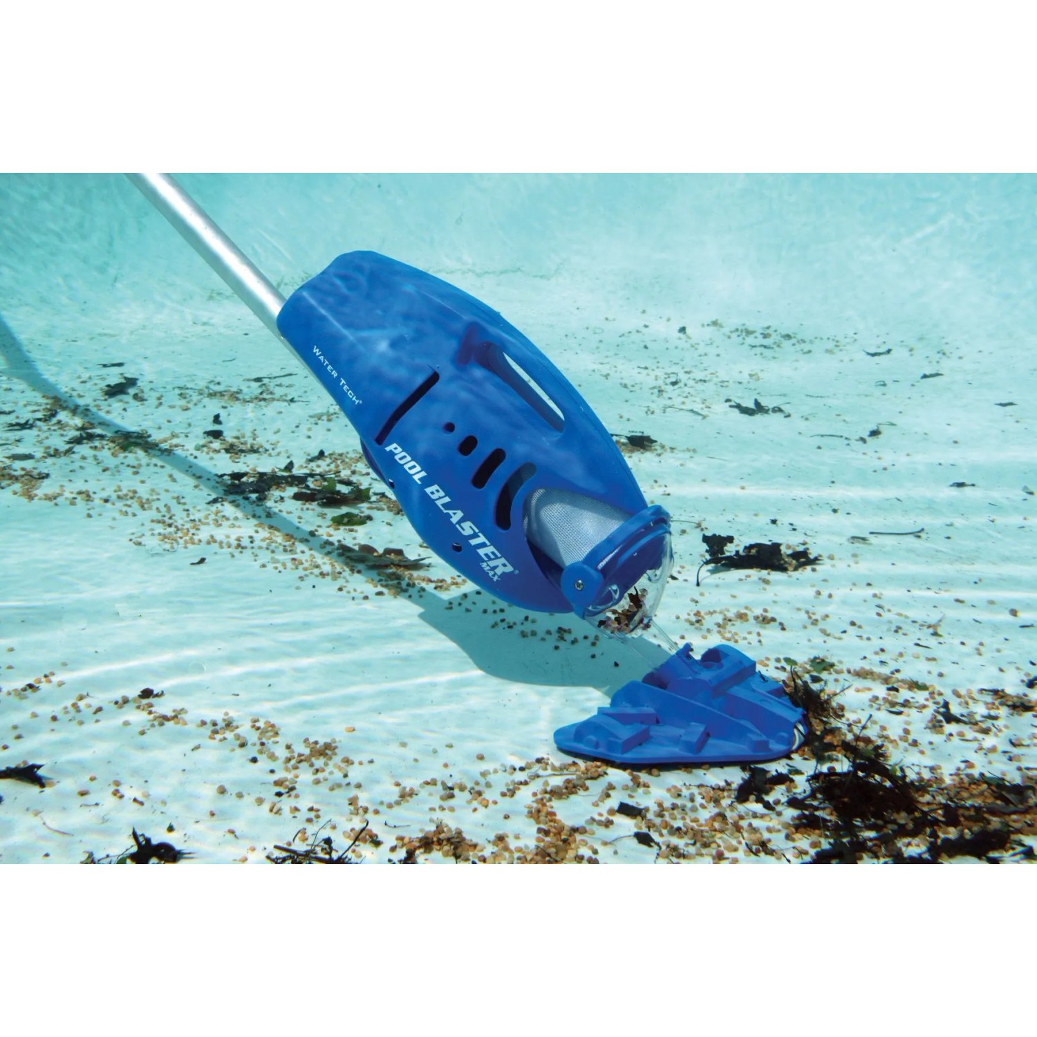 Blauer Summer Fun Pool Blaster Max Poolsauger unter Wasser beim Reinigen des Poolbodens.