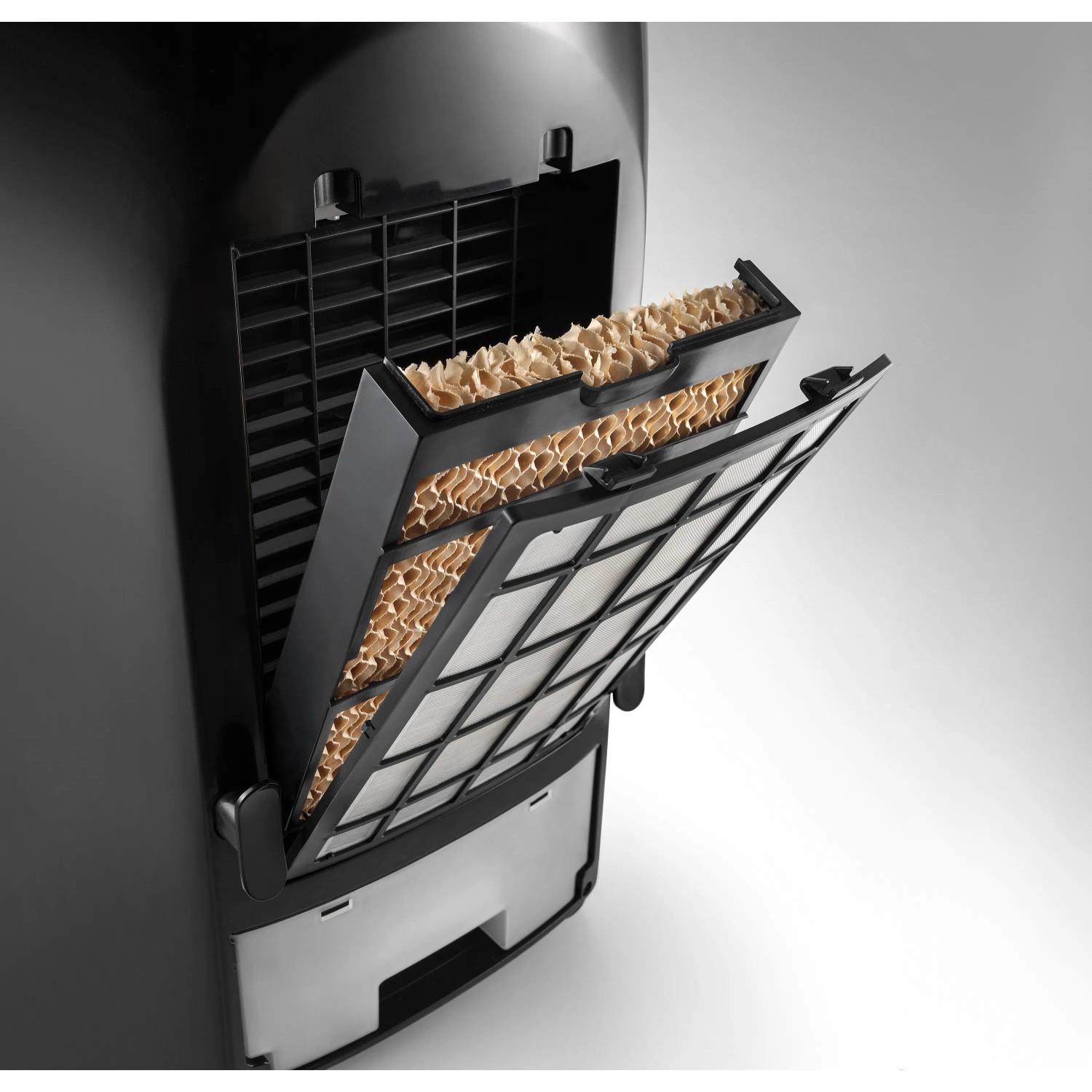 DeLonghi Ventilatorkühler EV250: Detailaufnahme des Filtersystems für Luftbefeuchtung.