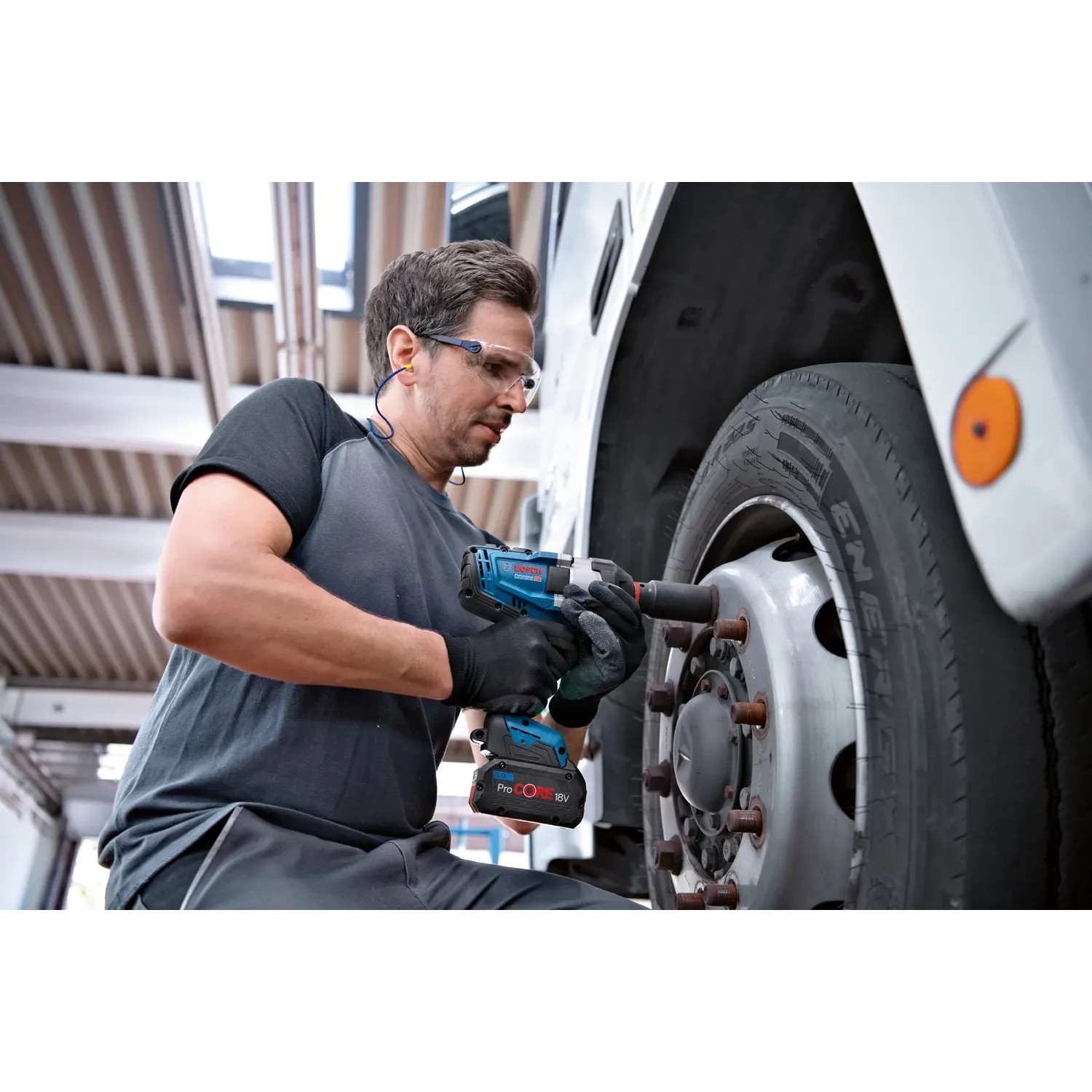 Bosch Professional Akku-Drehschlagschrauber GDS 18V-1050 HC beim Radwechsel an LKW.