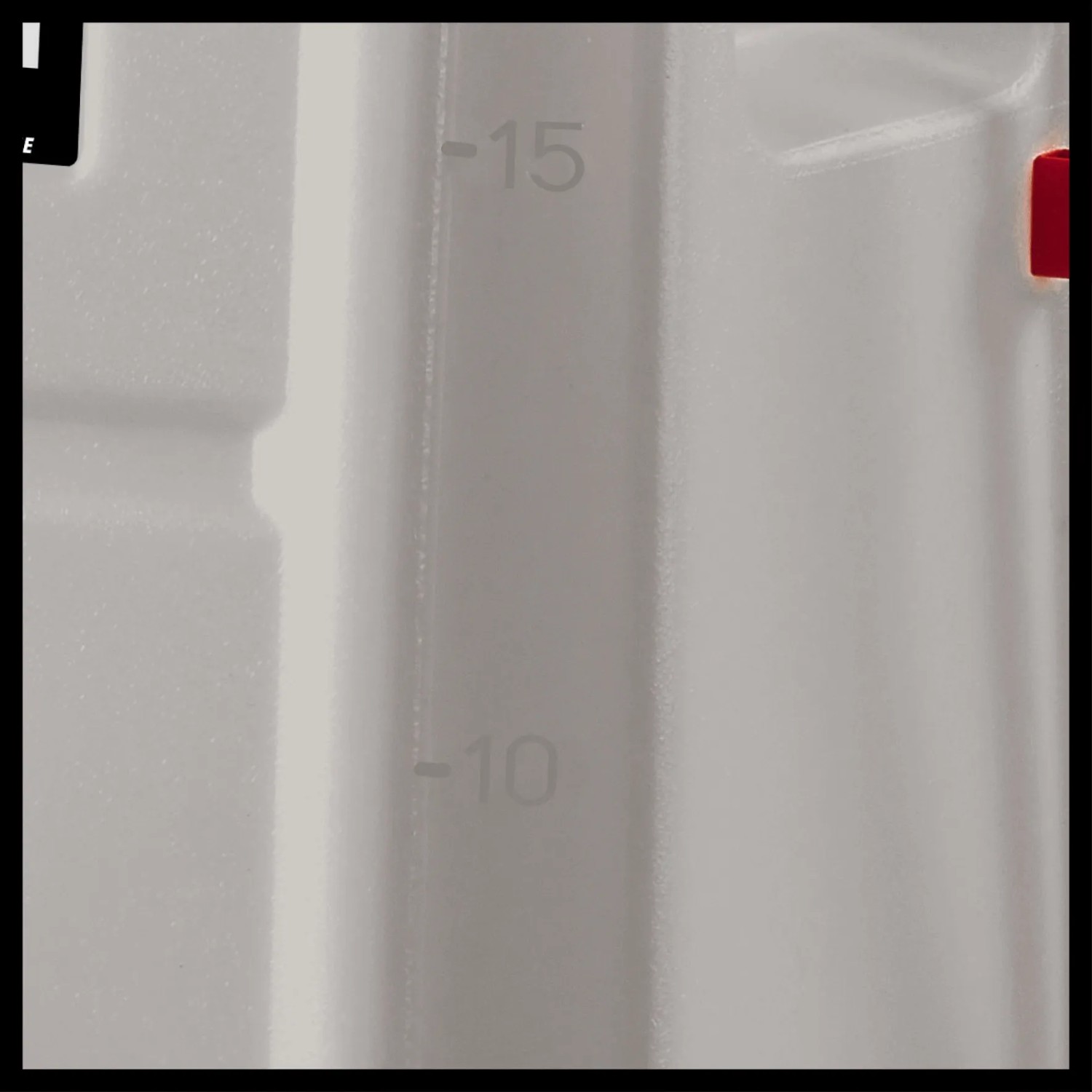 Detailaufnahme: Transparenter Tank mit Skala des Einhell Akku-Drucksprühgeräts.