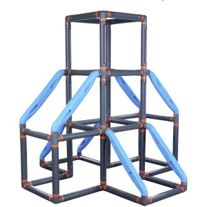 BIG Kletterturm Kraxxl The Tower: Klettergerüst aus grau-blauen Kunststoffrohren mit 3 Ebenen.