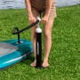 Frau pumpt Bestway SUP Board mit Pumpe auf. Stand Up Paddle Zubehör.