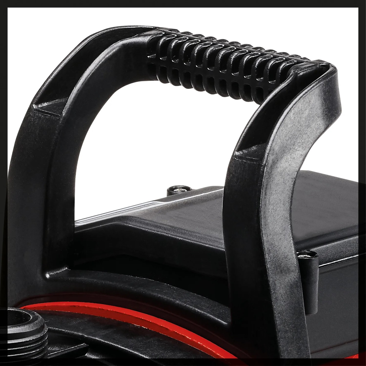 Detailaufnahme: Schwarzer Tragegriff der Einhell Gartenpumpe GC-GP 6538.