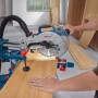 Bosch Professional GCM 305-216 S Kapp- und Gehrungssäge im Einsatz mit Werkstück.