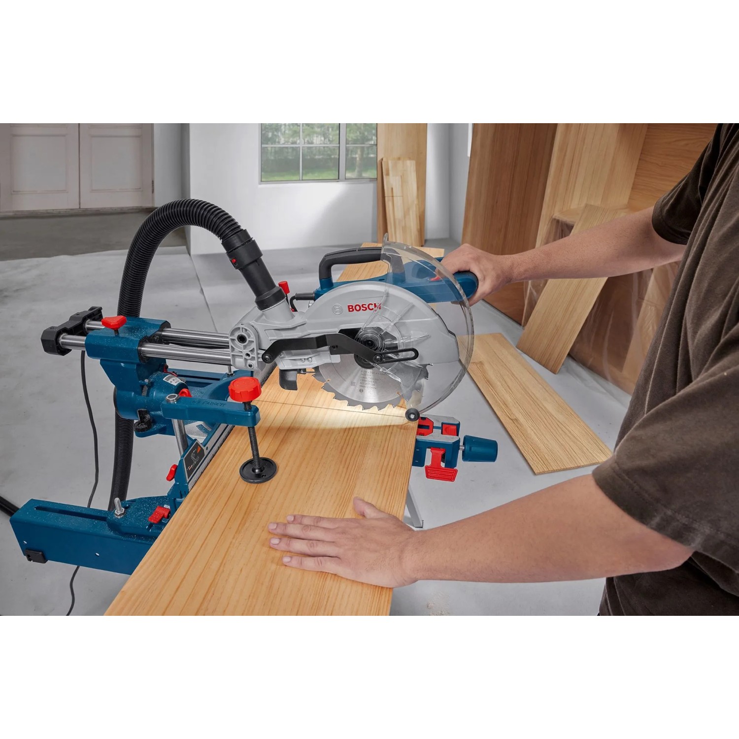 Bosch Professional GCM 305-216 S Kapp- und Gehrungssäge im Einsatz mit Werkstück.