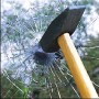 Hammer schlägt durch Glas einer Sicherheits-Haustür. Einbruchhemmung.