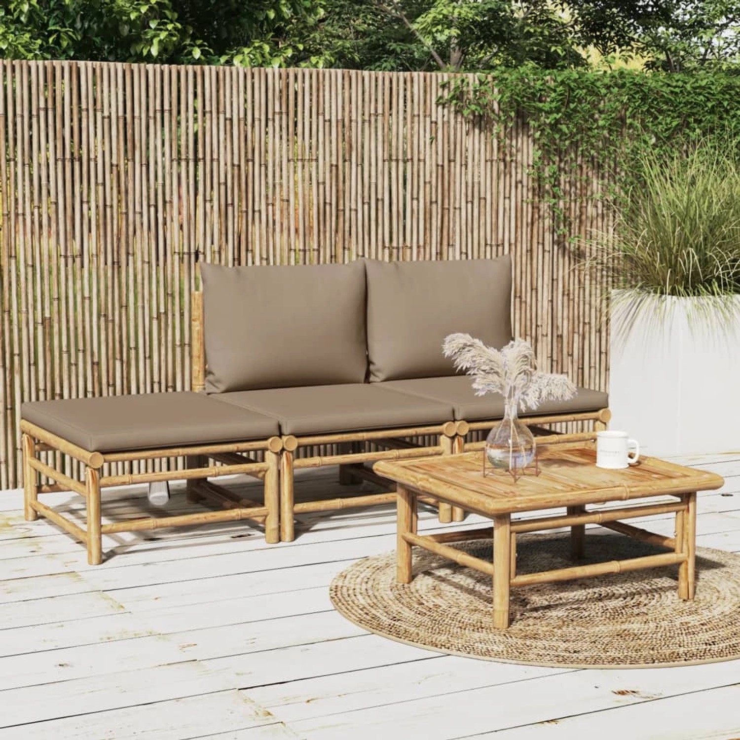 4-tlg. Gartenlounge-Set aus Bambus mit taupefarbenen Kissen. Ideal für Terrasse und Garten.