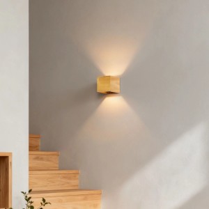 QAZQA Wandleuchte Transfer aus hellem Eichenholz, kubisch, mit warmem Up- & Downlight an grauer Wand, ländlicher Stil.