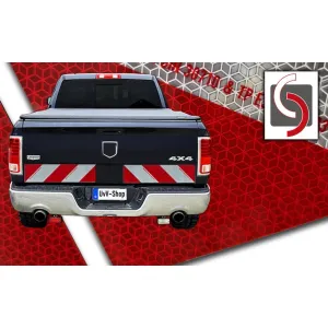 Kfz-Warnmarkierung Klebeset am Heck eines Pickups, rot-weiß reflektierend, für Baustellenabsicherung.