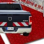 Kfz-Warnmarkierung Klebeset am Heck eines Pickups, rot-weiß reflektierend, für Baustellenabsicherung.