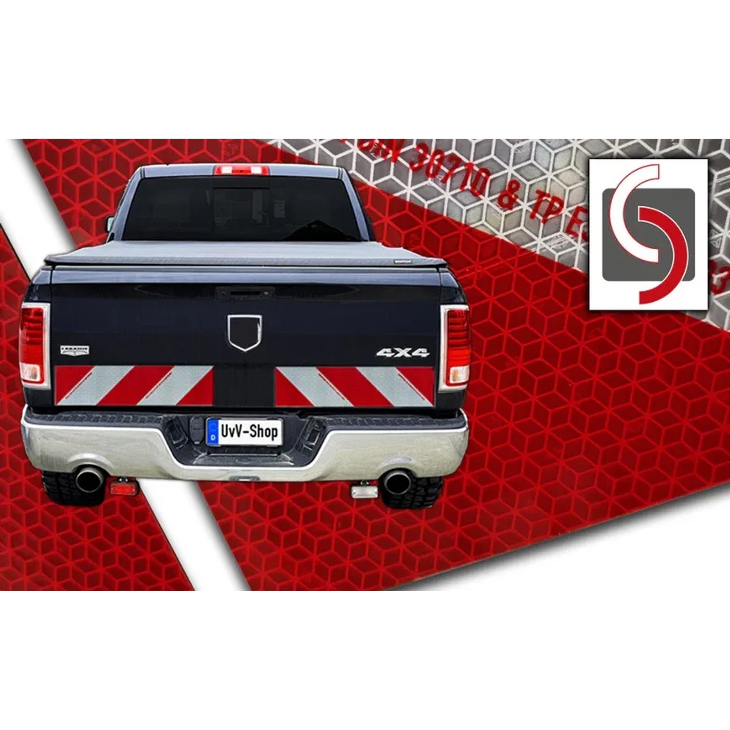 Kfz-Warnmarkierung Klebeset am Heck eines Pickups, rot-weiß reflektierend, für Baustellenabsicherung.