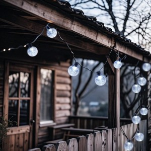 Salcar Solar LED Lichterkette mit 40 kaltweißen Kristalllampen dekoriert eine Holzterrasse im Freien.
