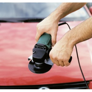 LUX Stützteller 115 mm für Fiberscheiben am Winkelschleifer in Nutzung.