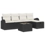 Schwarzes 6-tlg. Garten-Sofa-Set aus Poly Rattan mit Kissen und Tisch.