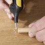 Reparatur von Laminat oder Parkett: Person füllt Kratzer mit Hartwachs aus dem Westfalia Reparatur-Set.