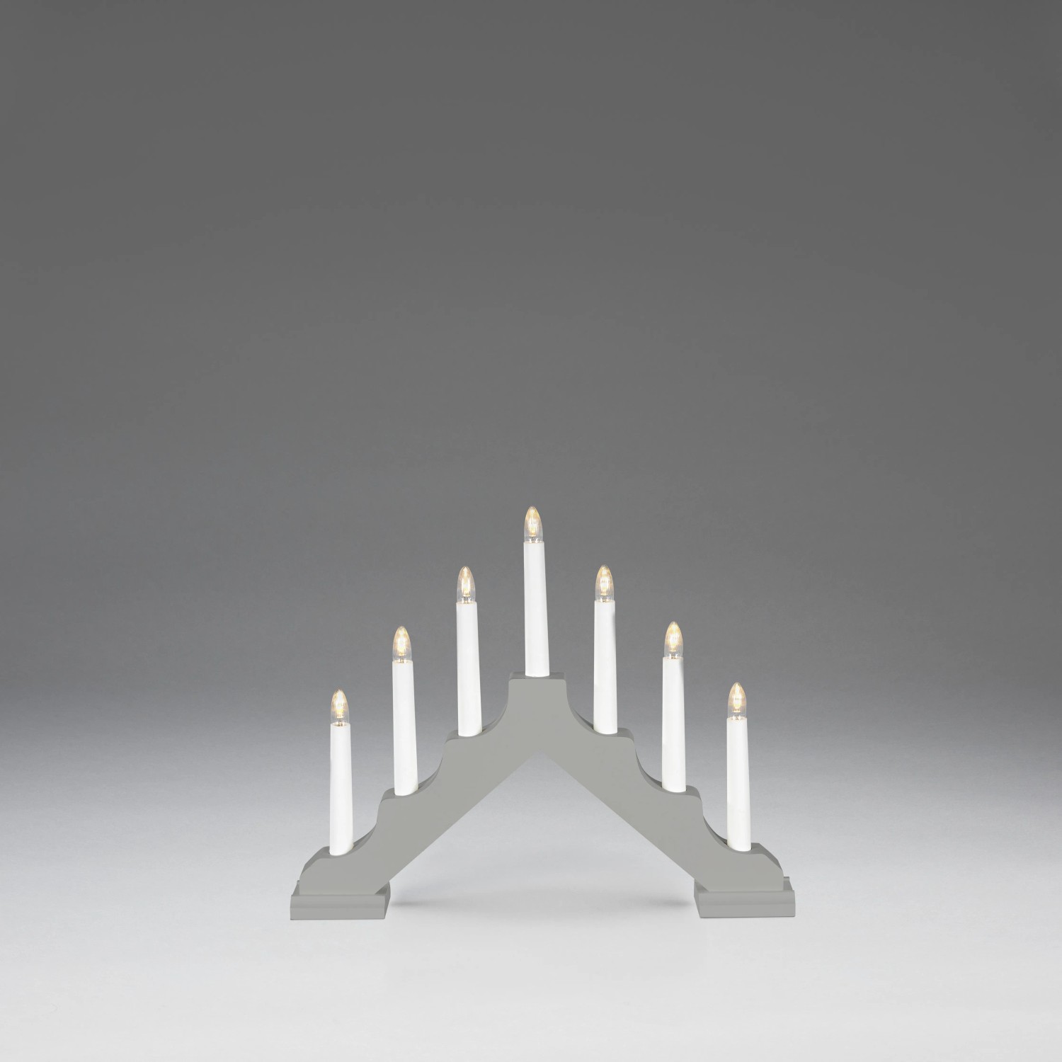 Grauer Konstsmide LED Holzleuchter mit 7 warmweißen Kerzen für stimmungsvolle Weihnachtsdeko.