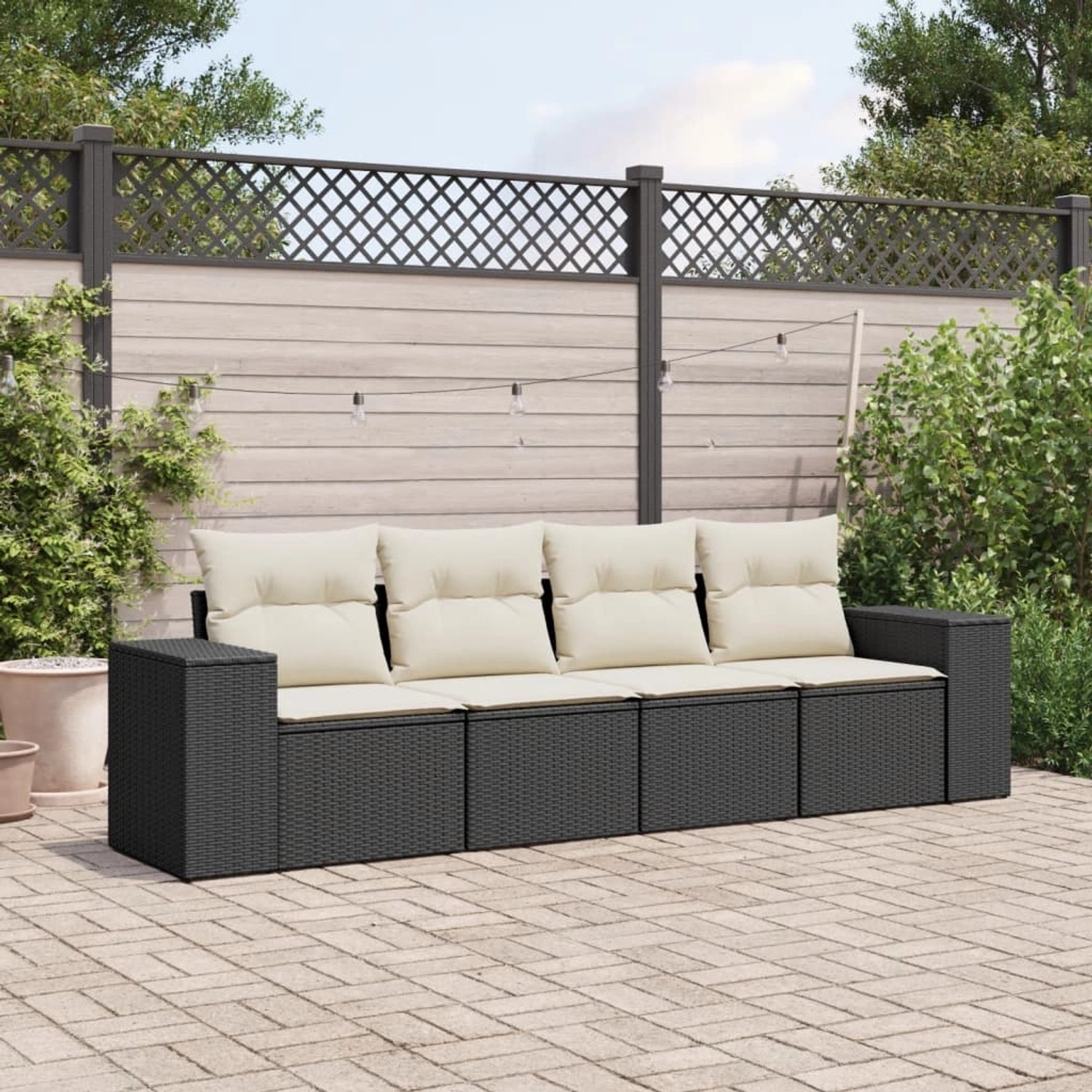 Schwarze 4-teilige Garten-Sofagarnitur aus Rattan mit cremefarbenen Kissen. Gartenmöbel für Terrasse und Garten.