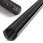Schwarzes Inefa Laubschutzgitter aus PVC in einer Dachrinne, Detailaufnahme.