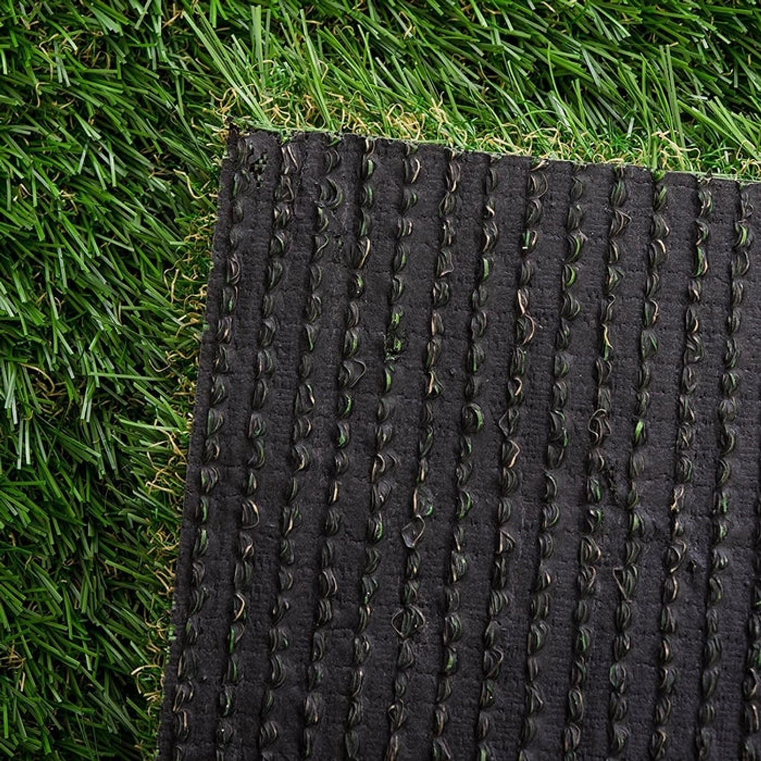 Detailaufnahme Kunstrasen Karat Nantes, 40mm hoch, UV-beständig, zeigt die Rückseite und die grüne Oberfläche.