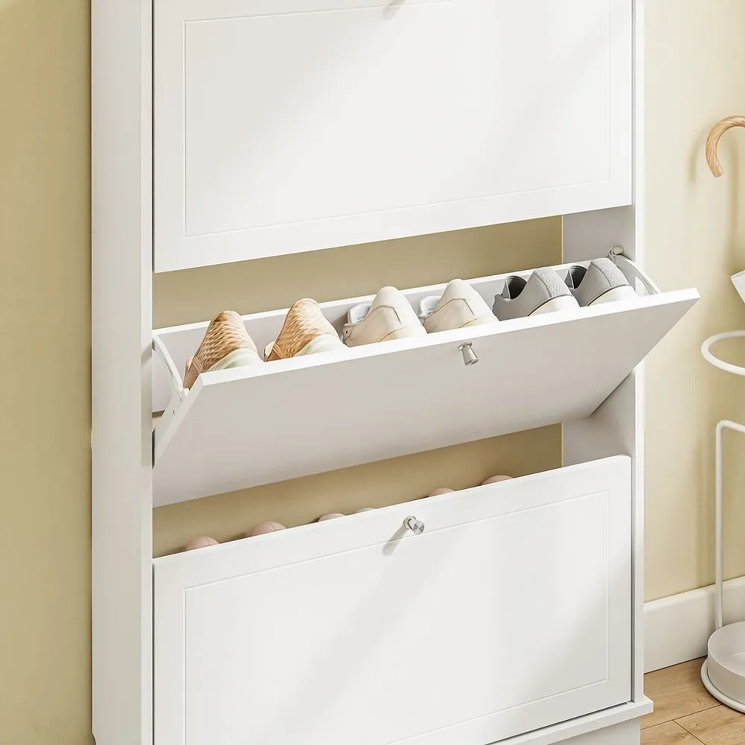 Schmaler, weißer SoBuy Schuhschrank mit drei Klappen und Schuhen. Ideal für Flur und kleine Räume.