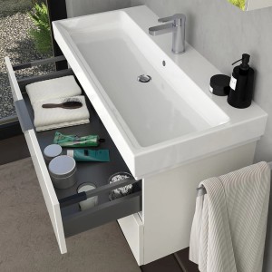 Steinkamp Waschtischunterschrank Living 2.0 mit GROHE Cube Waschbecken, schneeweiß glänzend, mit offenem Auszug.