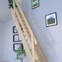 StarWood Treppe Samos aus Fichte mit Holzgeländer und verjüngten Stufen im Innenraum.