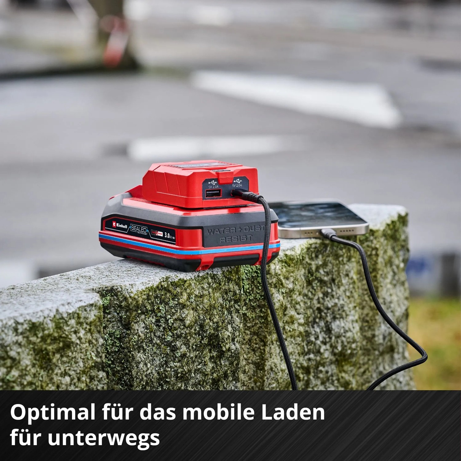 Einhell USB-Akku-Adapter TC-CP 18 Li: Roter Power X-Change Adapter lädt Handy über USB-A/C.