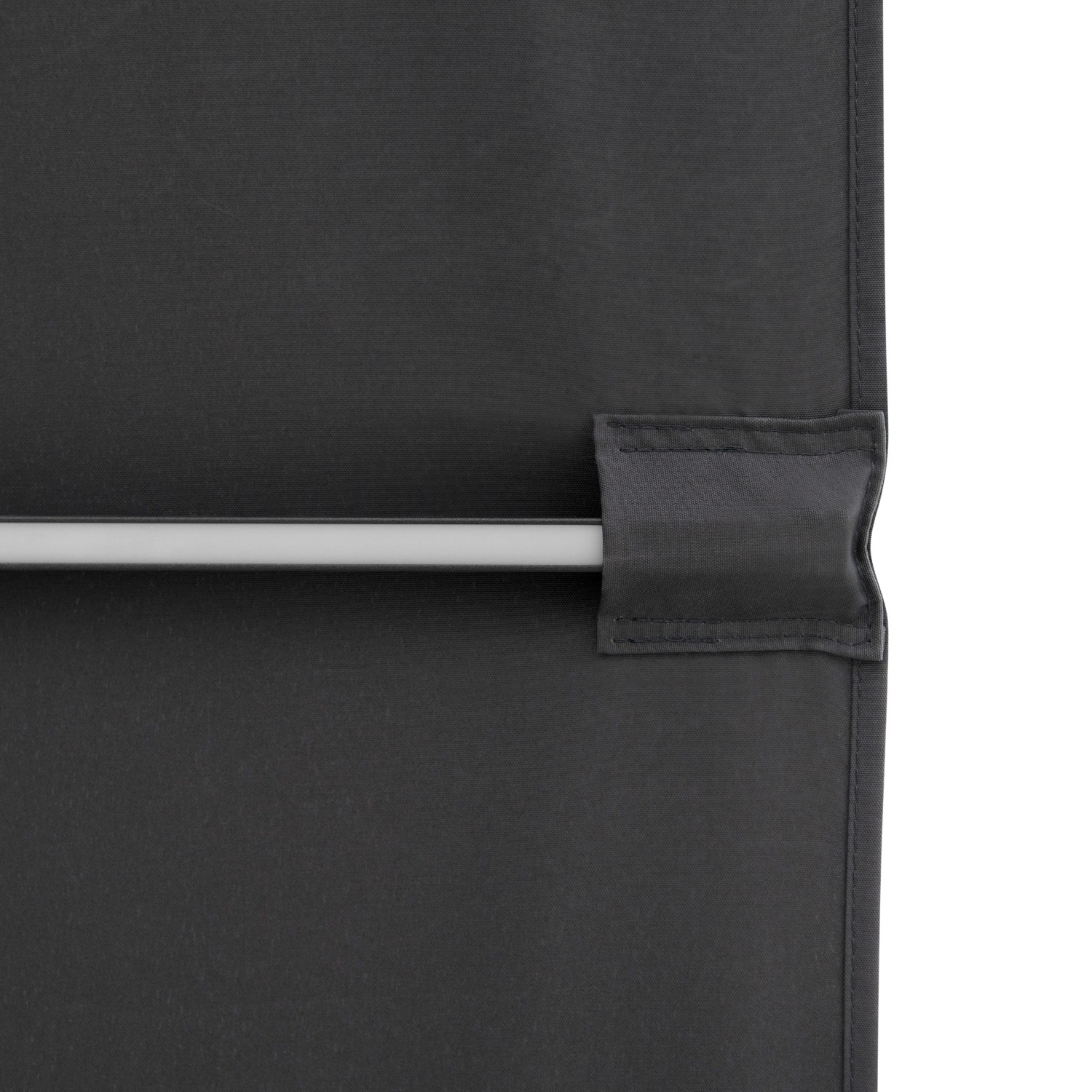 Detailaufnahme: Anthrazitfarbener Doppler Ampelschirm MyZone, 300x220 cm, mit Halterung.