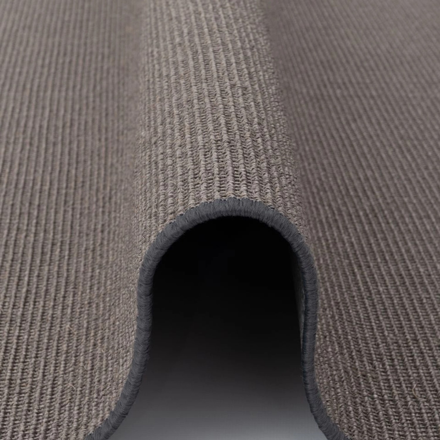 Detailaufnahme eines anthrazitfarbenen Snapstyle Sisal Teppichs, klassisches Design.