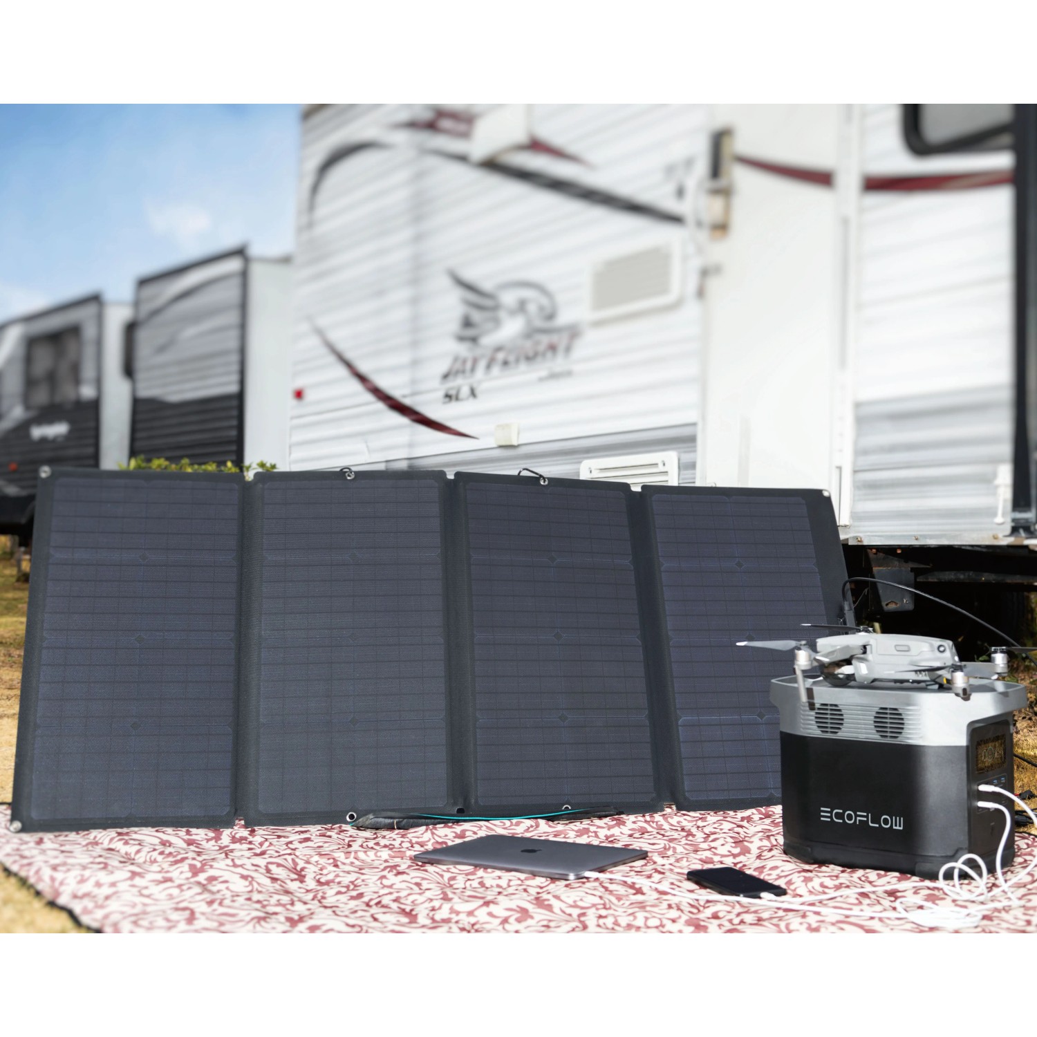 EcoFlow Solarpanel 160W, faltbar, mit Powerstation und Zubehör vor Wohnwagen.