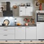 Moderne pino Küchenzeile, 270 cm, lichtgrau mit Geräten und Spüle. Inklusive Backofen, Kochfeld, Kühlschrank und Geschirrspüler.